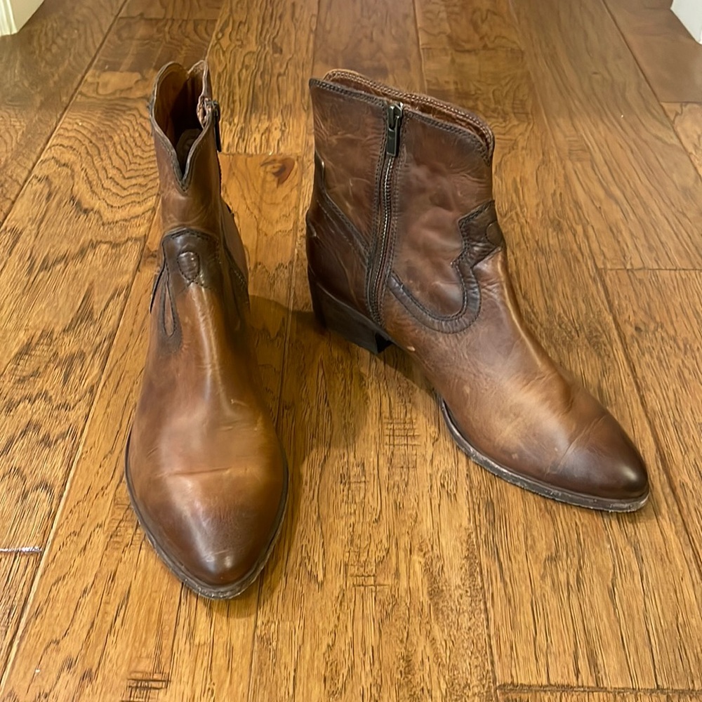 FRYE Ray Seam Short Ankle Boot Cognac